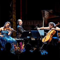 Sie sehen das Geschwistertrio Margulis