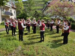 Sie sehen die Stadtmusik beim Maispiel